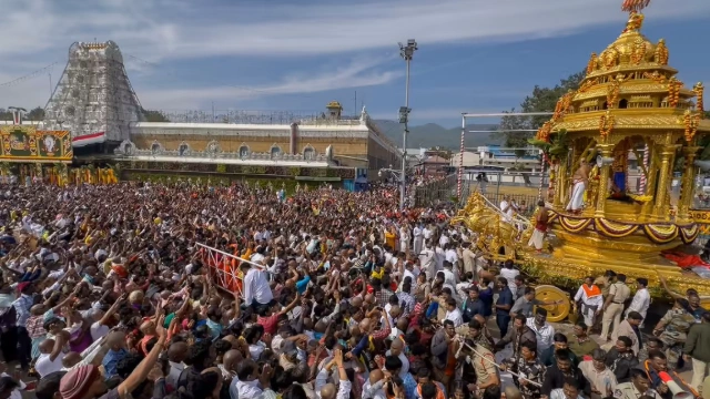 திருப்பதியில் அலைமோதும் பக்தர்கள் கூட்டம்: 3 நாட்களில் ரூ.11.95 கோடி காணிக்கை வசூல்!