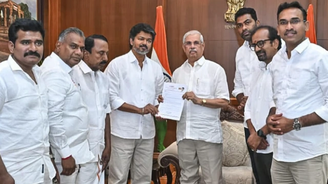 ஆட்சி அமைப்பதில் சிக்கல்: தவெக தலைவர் விஜய் நாளை முதல்வராகப் பதவியேற்பாரா?