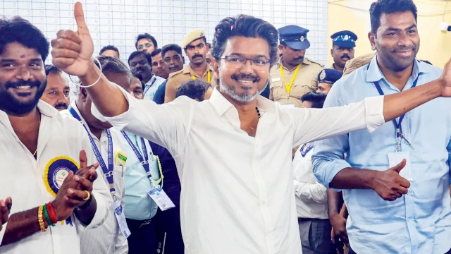 தமிழகத்தில் அரசியல் திருப்பம்: காங்கிரஸ், விசிக ஆதரவுடன் ஆட்சி அமைக்கிறது தமிழக வெற்றிக் கழகம்!