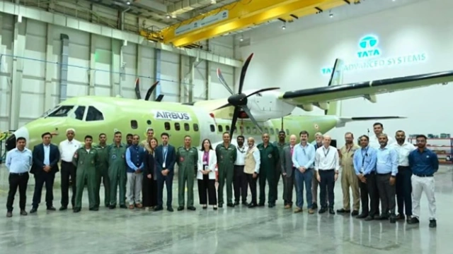குஜராத்தில் தயாரான முதல் 'சி-295' ராணுவ விமானம்: பறக்கும் சோதனைக்கு முழு தயார்!